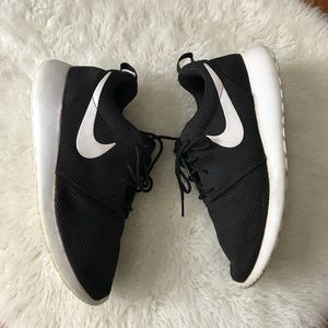 Women’s size 9 Nike roshes runs